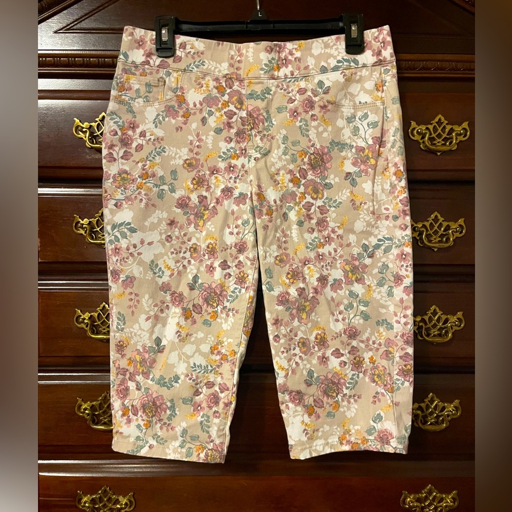 Bandolino pull on Capri pants size 8 like new!